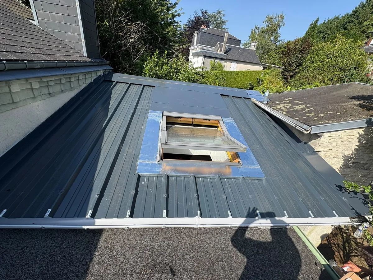 Couverture en bac acier anthracite avec fenêtre de toit intégrée