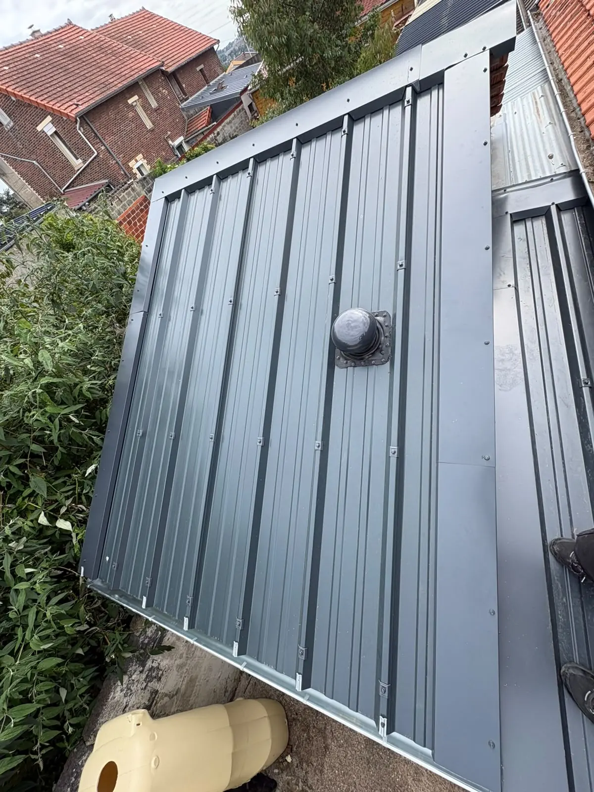 Bardage et couverture en bac acier anthracite sur une annexe
