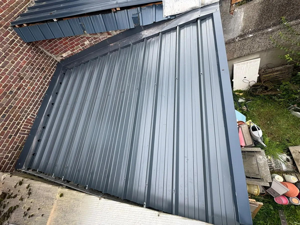 Bardage et couverture en bac acier posés sur une annexe