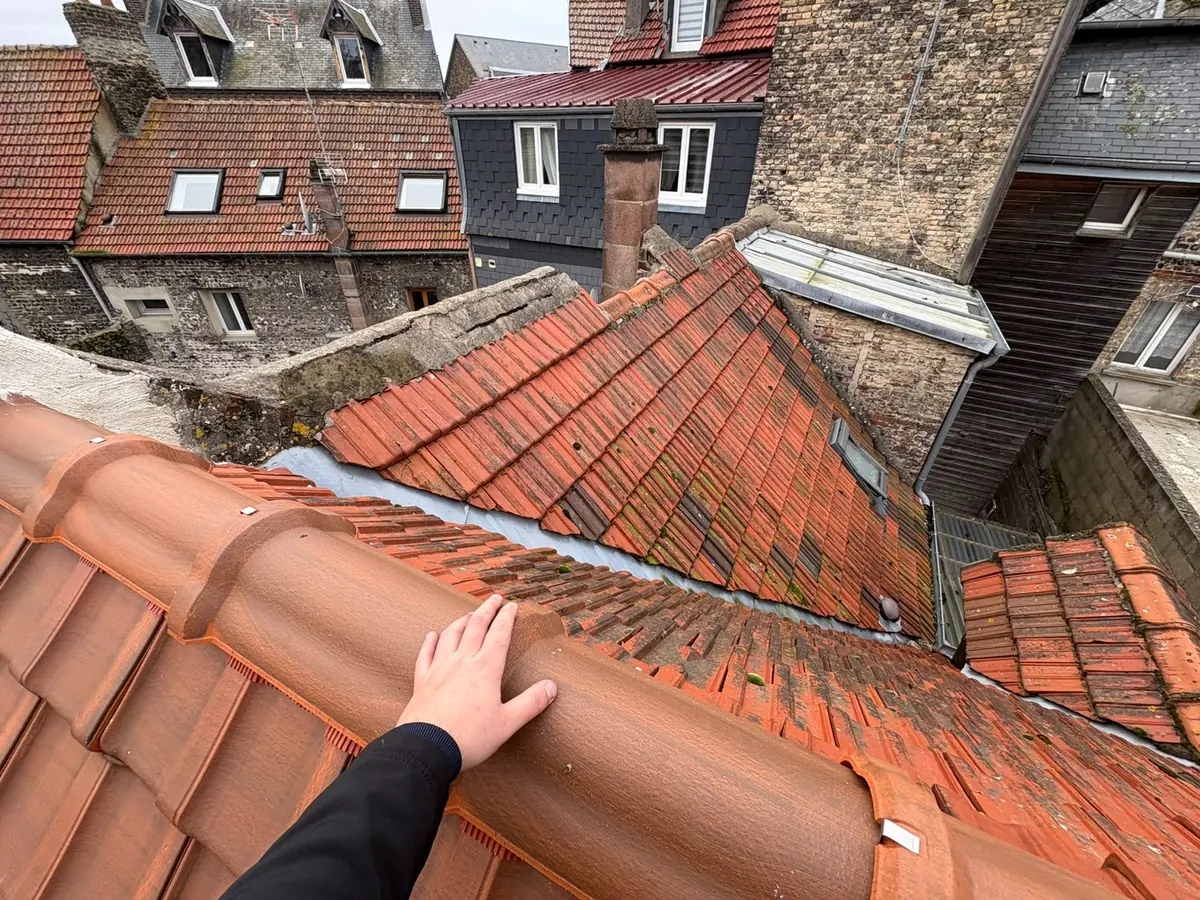 Pose d’une faîtière en tuile sur une toiture rénovée