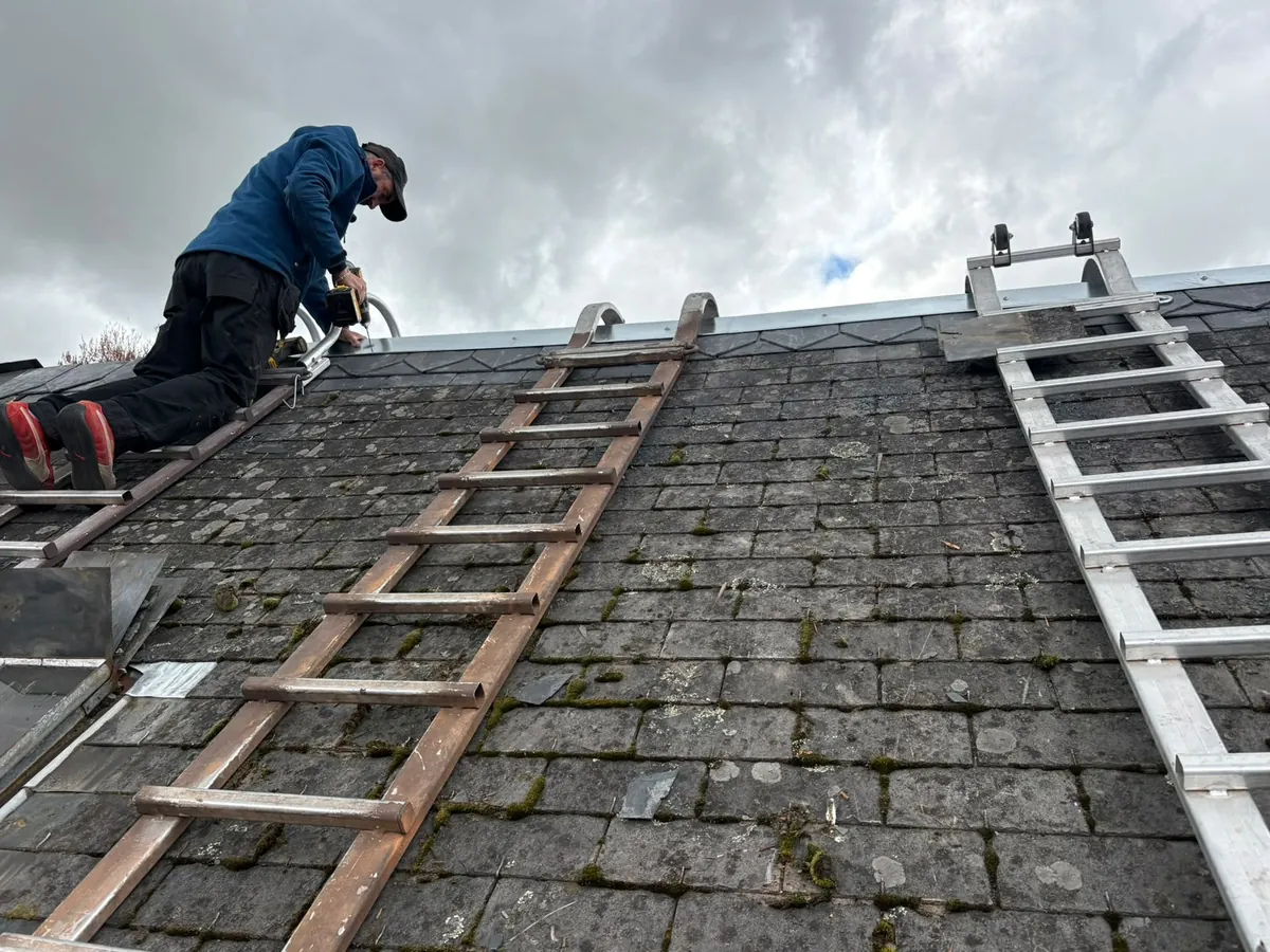 Toiture en cours de dépose, chevrons et écran de sous-toiture apparents