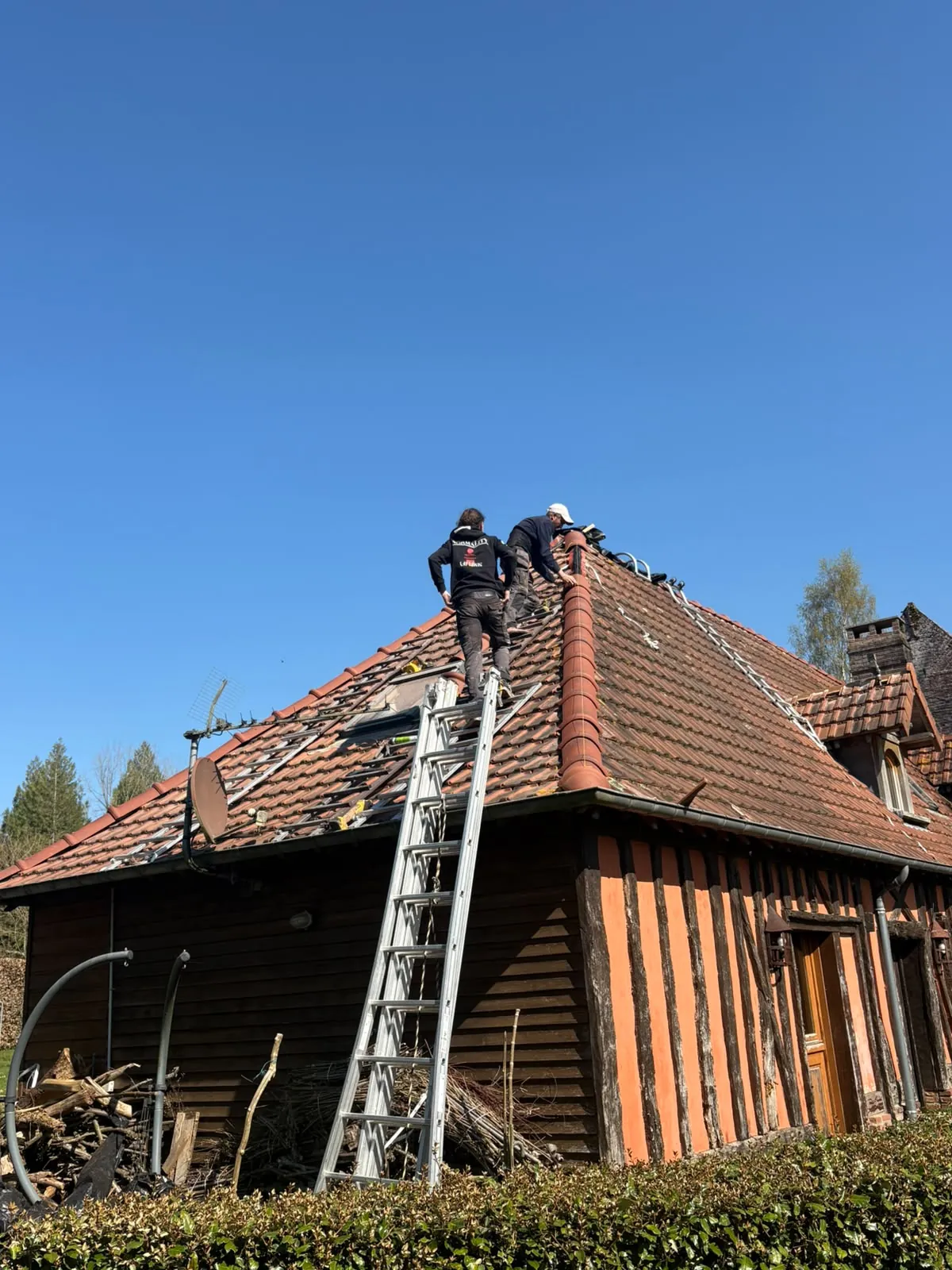 Réfection de la couverture d’une grange à colombages