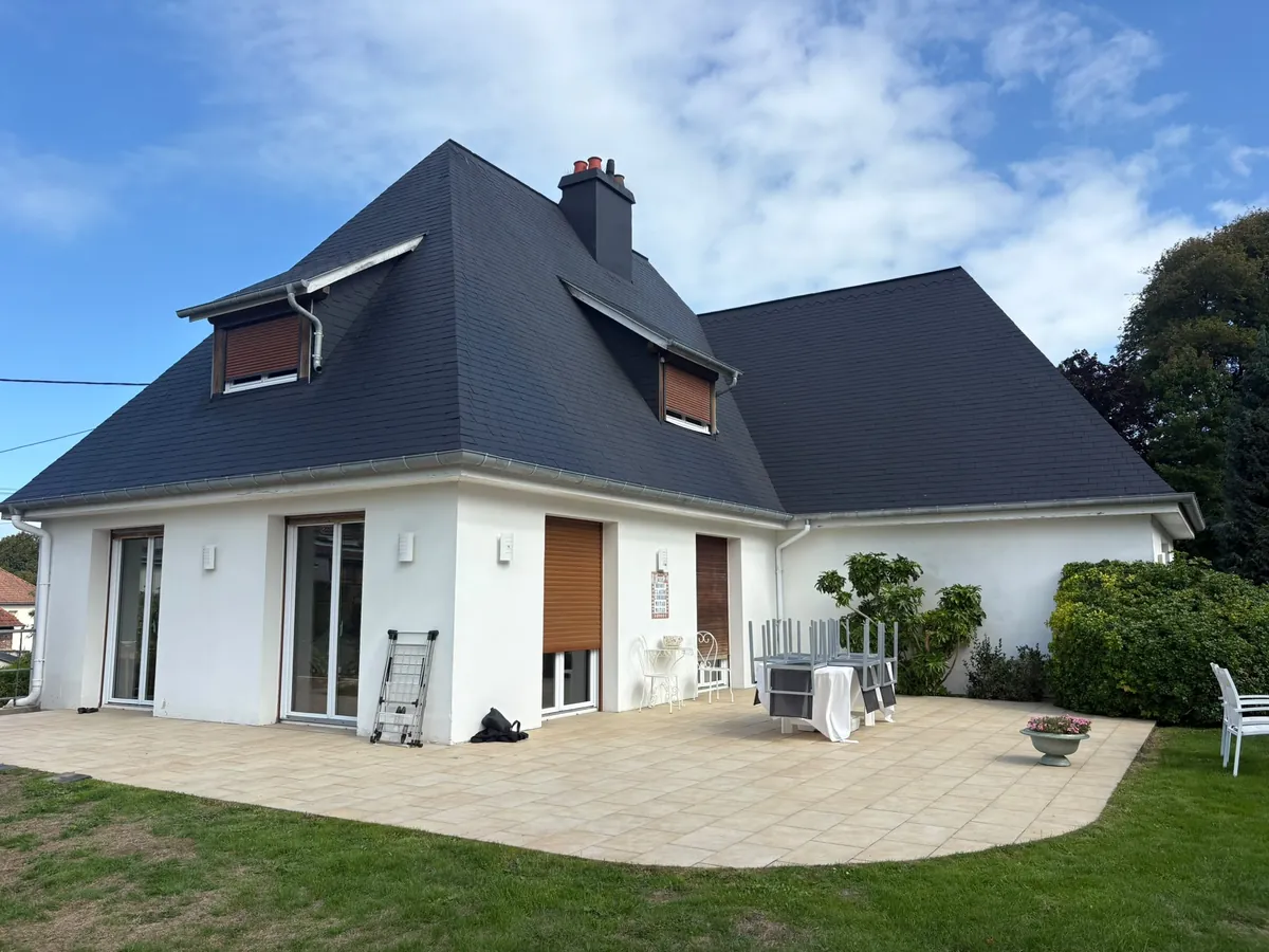 Maison normande dont la toiture en ardoise a été entièrement refaite