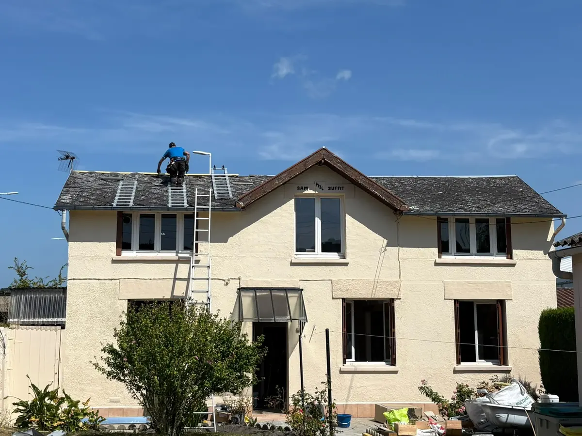 Couvreur sur le toit d’une maison de ville, intervention en cours