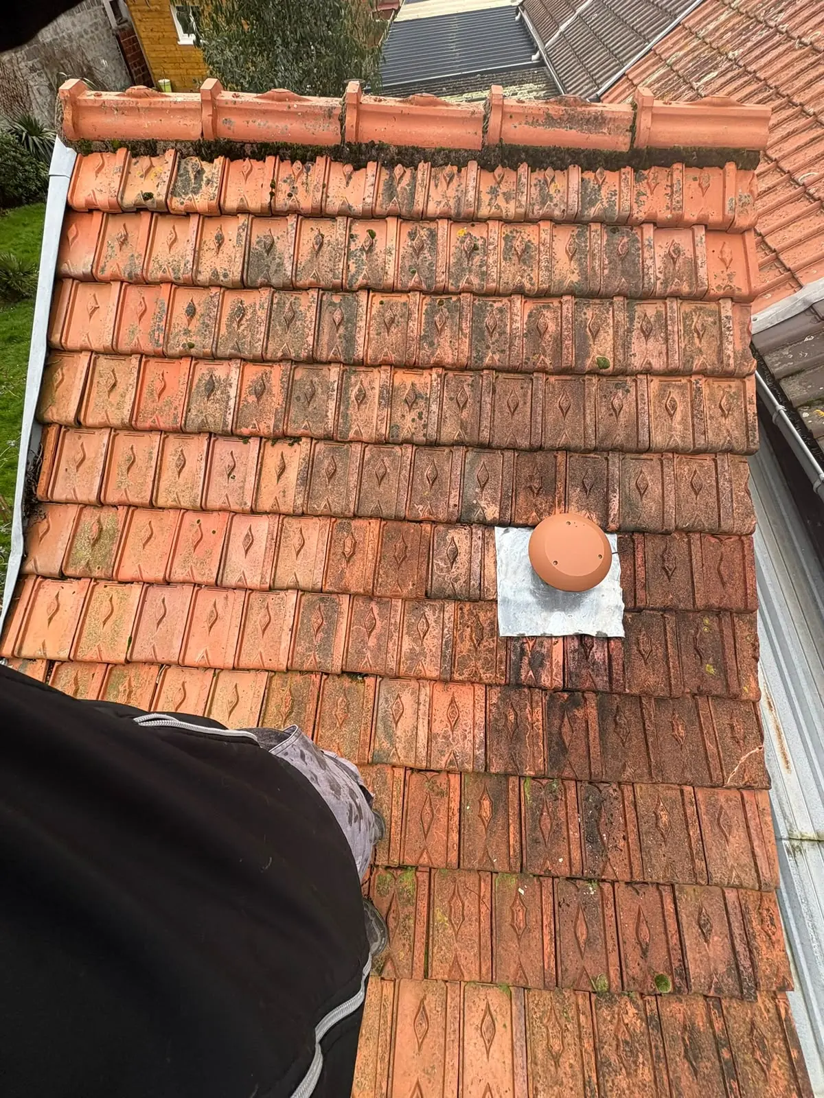 Rangs de tuiles neuves posés sur une toiture en cours de réfection