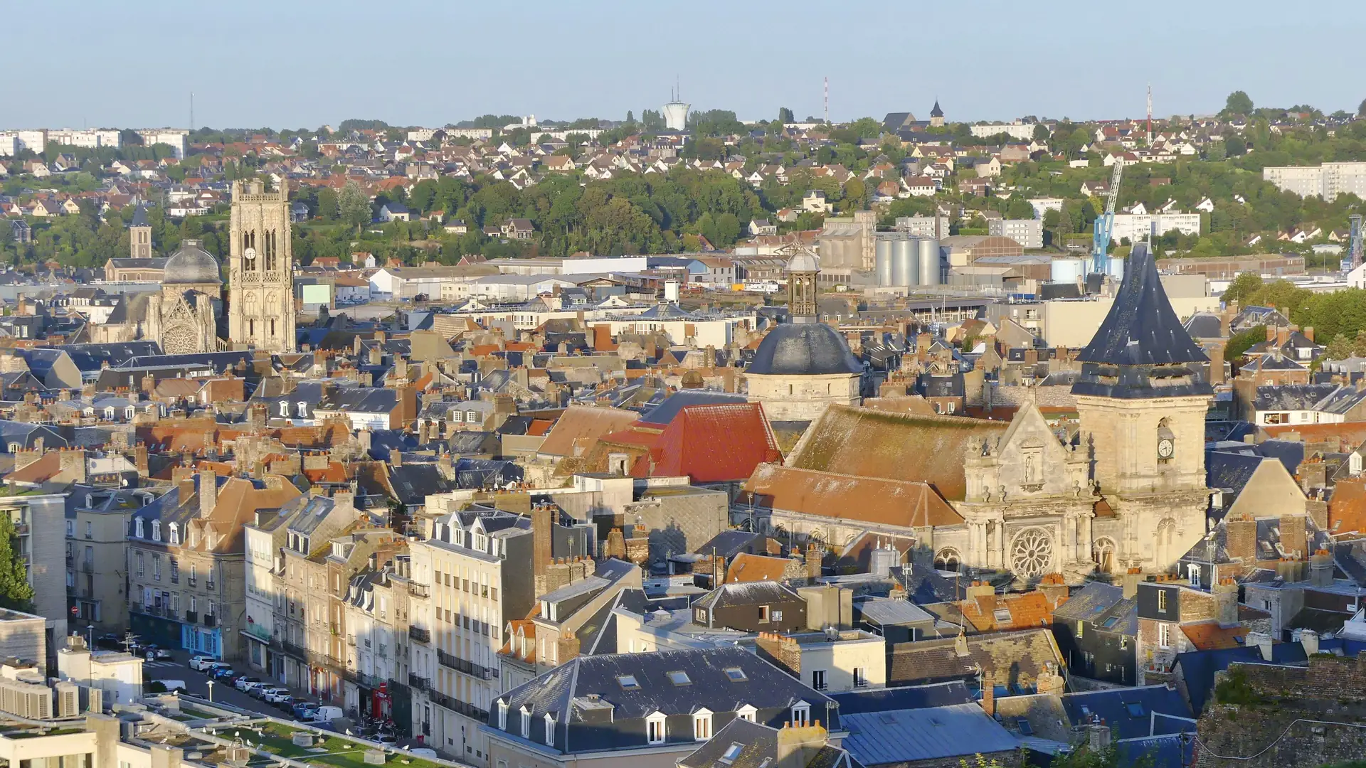 Les toits du centre historique de Dieppe au soleil couchant