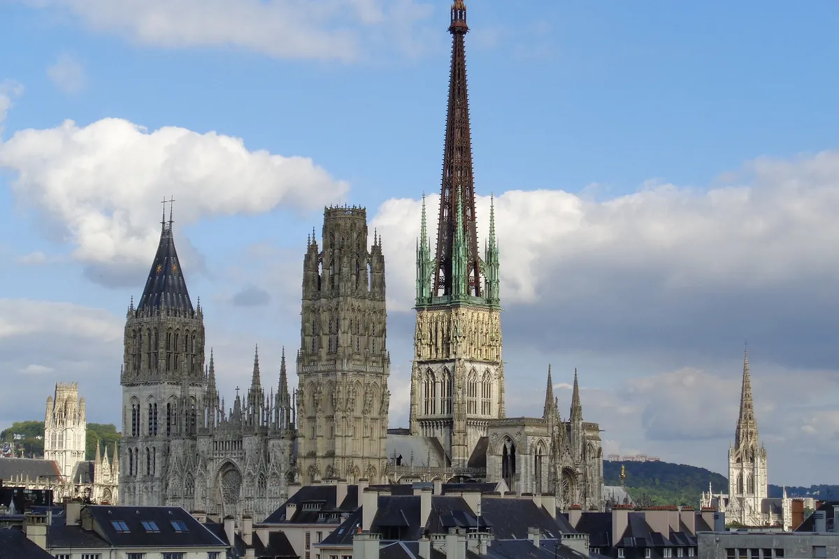 La cathédrale Notre-Dame de Rouen vue depuis la place de l’Opéra