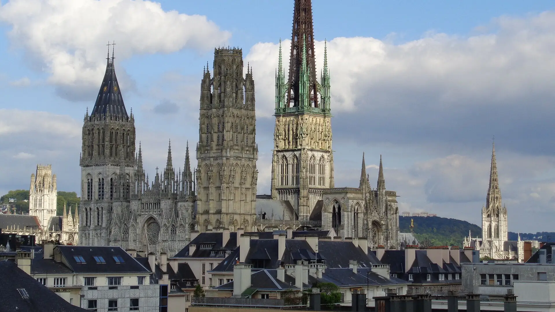 Les toits d’ardoise du centre de Rouen devant la cathédrale Notre-Dame